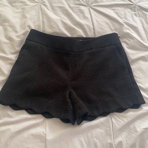 black shorts with scallop detail ✨